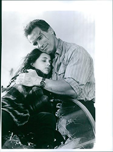 תצלום וינטג 'של ארנולד שוורצנגר ואליזה דושקו בסרט שקרים אמיתיים 1994