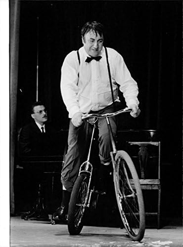 תצלום וינטג 'של ריימונד דה -ווס רוכב על אופניים.