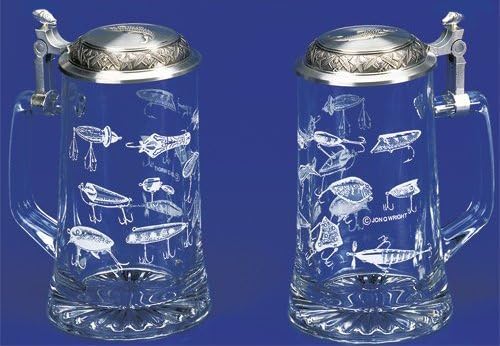 פתיונות דיג, בירה גרמנית זכוכית שטיין עם פתיונות דיג עתיקים ומודרניים אותנטיים, מכסה בדיל מובלט דגים, מיוצר