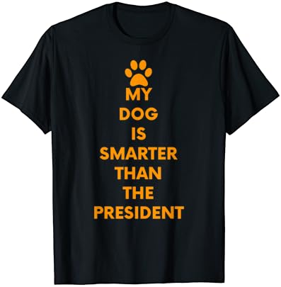 הכלב שלי חכם יותר מהנשיא חולצת טריקו אנטי-טראמפ מצחיקה